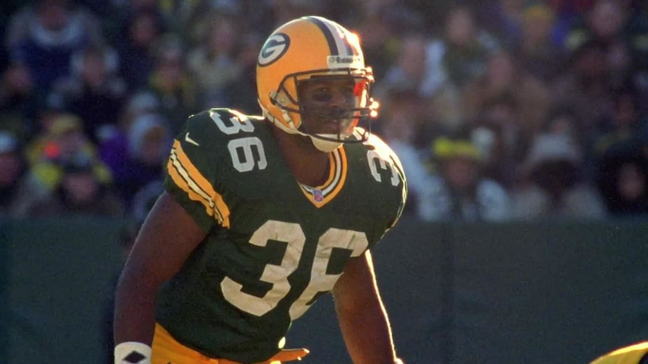 LeRoy Butler thanks fans during Pro Football Hall of Fame induction