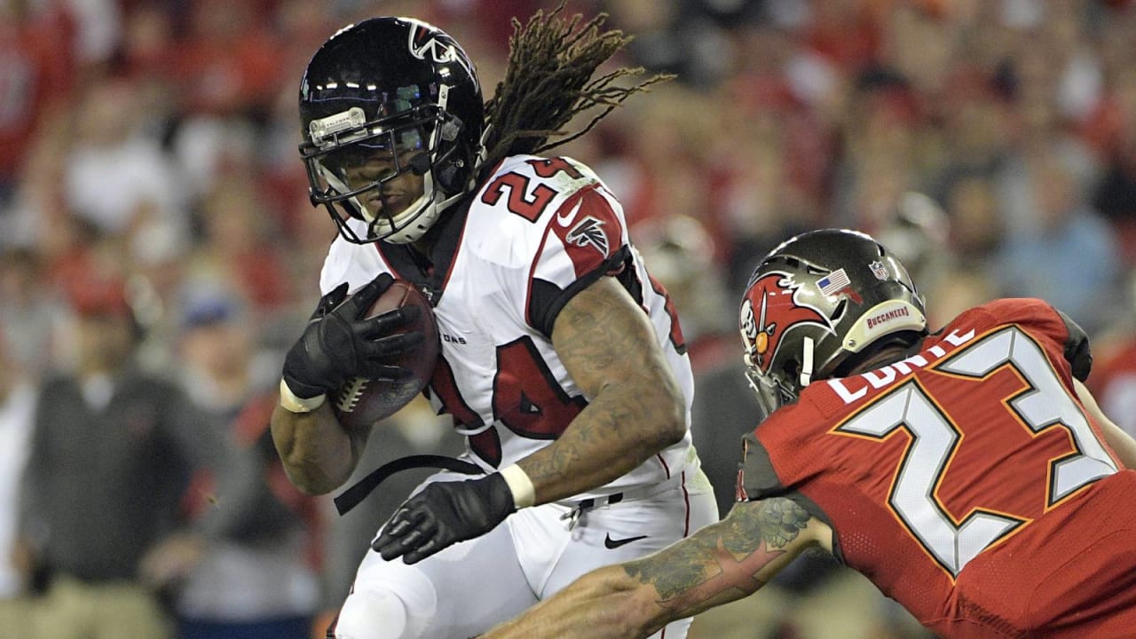 Seahawks targeting veteran running backs Devonta Freeman, Carlos