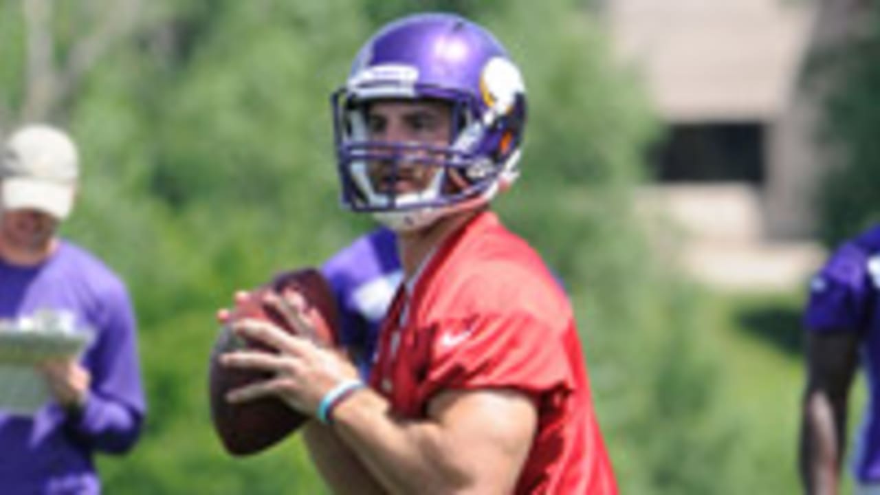 Minnesota Vikings defensive end Jared Allen (69) and Vikings rookie  offensive tackle Matt Kalil (75) shown during NFL football training camp,  Saturday, July 28, 2012, in Mankato, Minn. (AP Photo/Genevieve Ross Stock  Photo - Alamy