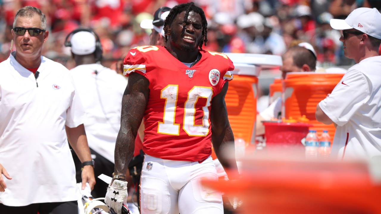 Chiefs' Tyreek Hill hospitalized with shoulder injury