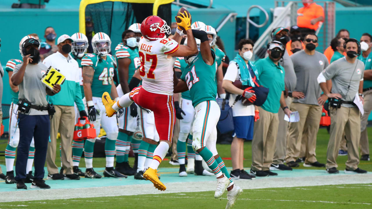 NFL Stock Watch: Dolphins' blazing O, Travis Kelce's Love Story