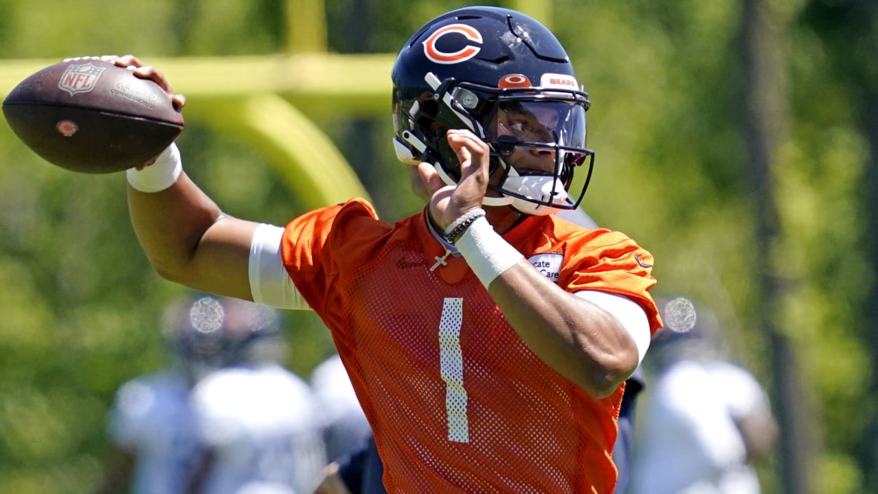 Why isn't Justin Fields starting? Bears shelter rookie QB behind