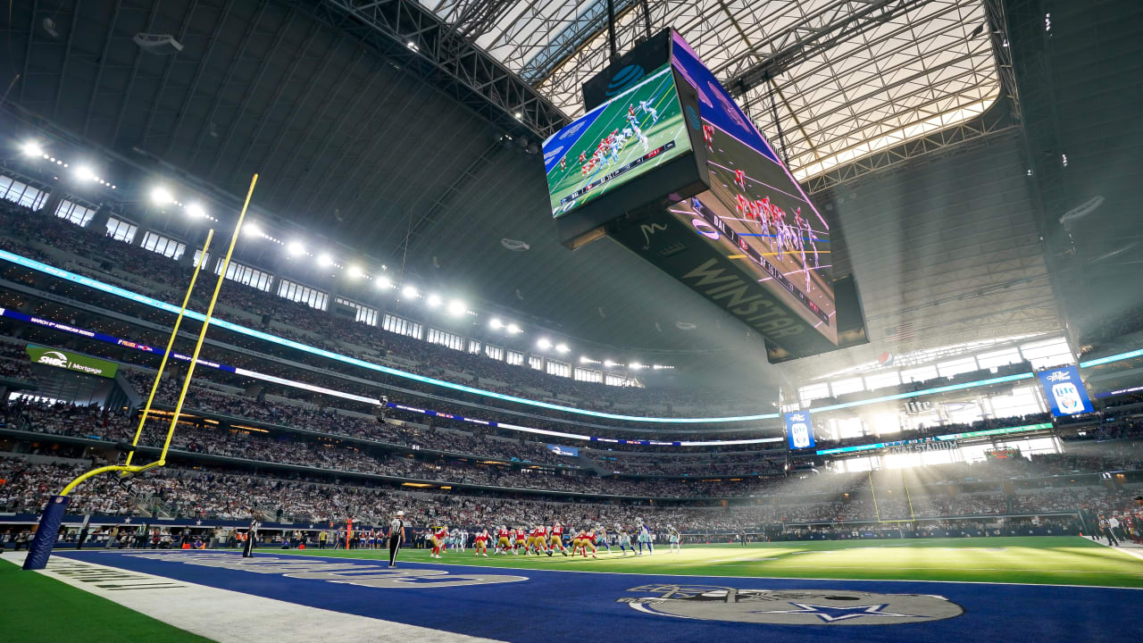 Football crashes into jumbotron at AT T Stadium for first time since 2014