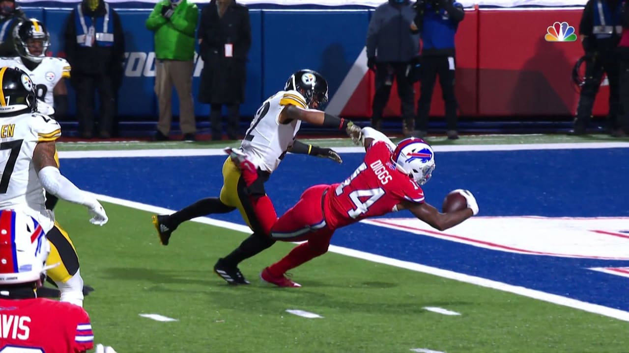 Buffalo Bills wide receiver Stefon Diggs splits the defenders on