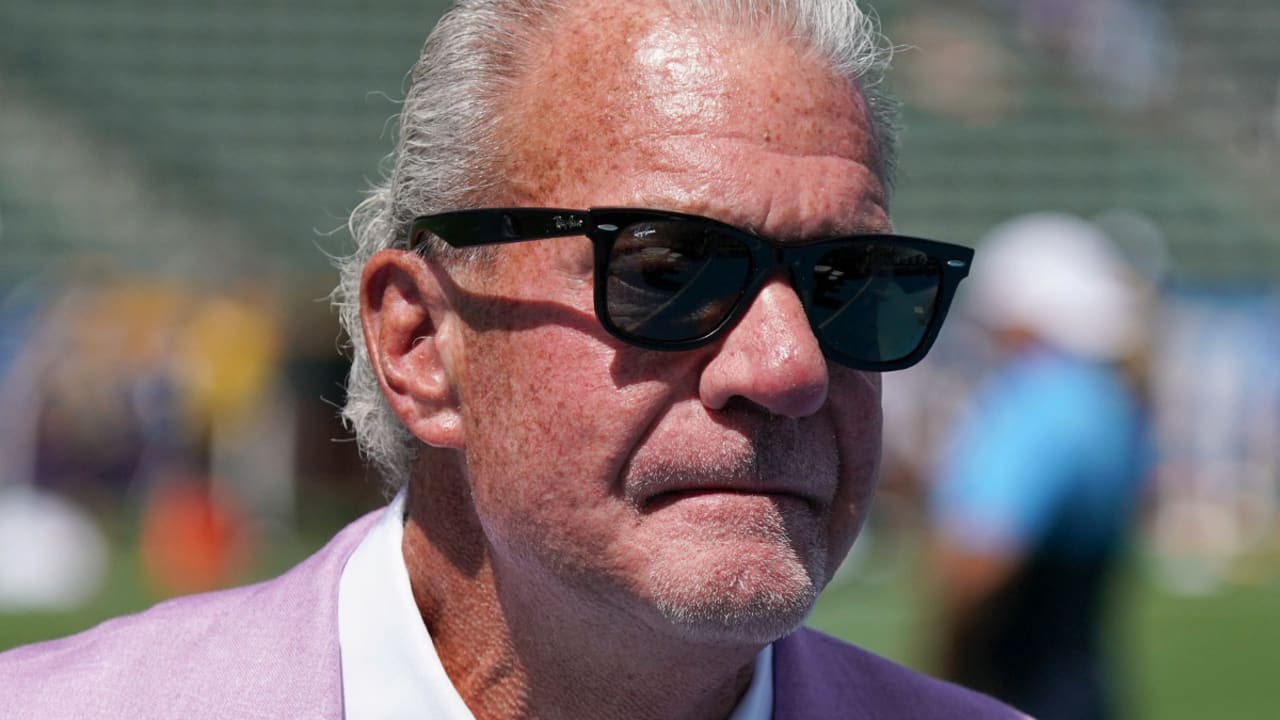 Jim Irsay giving back to fans nearing end of disappointing season