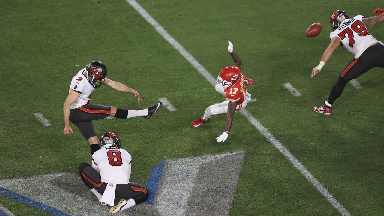 Tampa Bay Buccaneers kicker Ryan Succop warms up with Bradley