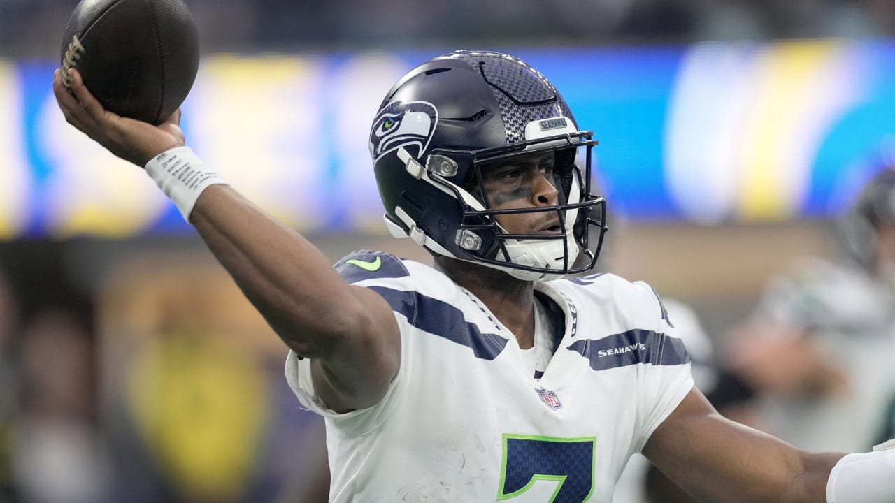 Seattle Seahawks quarterback Geno Smith, wide receiver Tyler Lockett miss  out on would-be insane TD connection by just inches