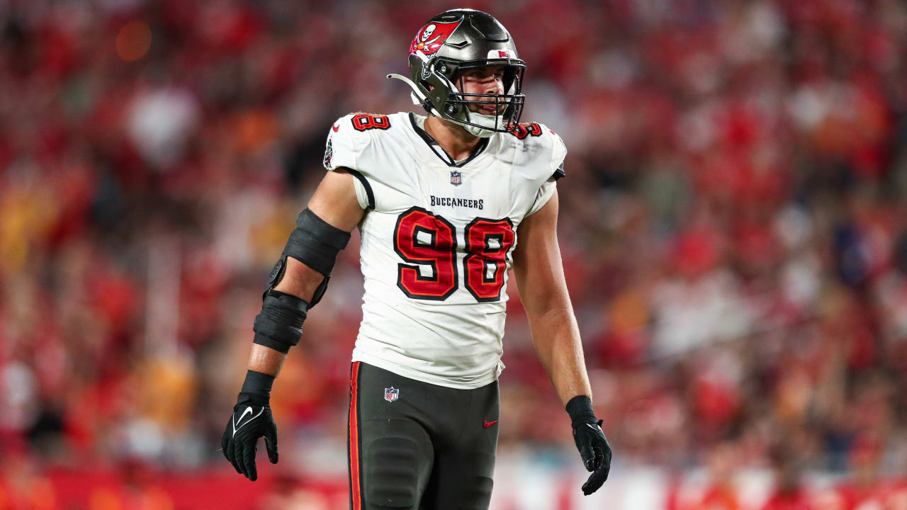 Tampa Bay Buccaneers outside linebacker Anthony Nelson swings