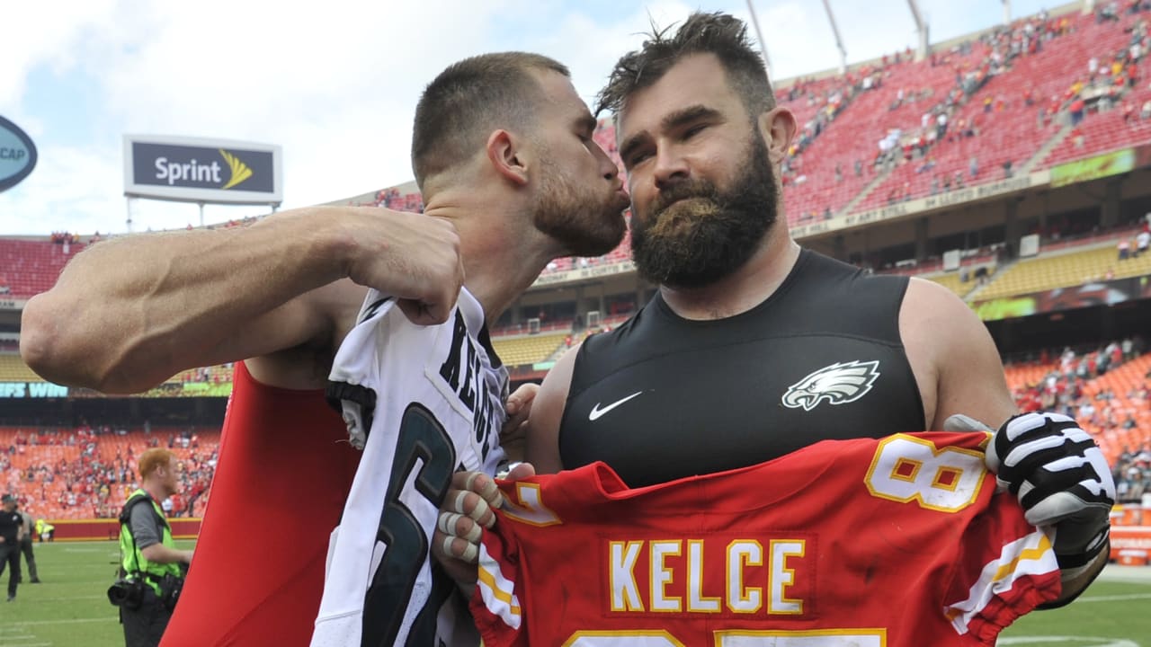 Travis kissing Jason Kelce Bowl Super Kelce Brothers Football NFL