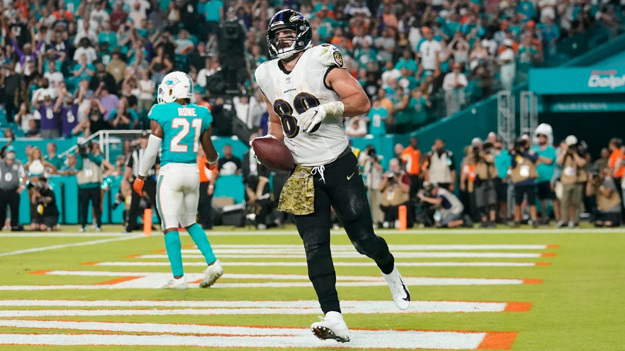 Baltimore Ravens quarterback Lamar Jackson steps up in the pocket to  deliver TD pass to tight end Mark Andrews