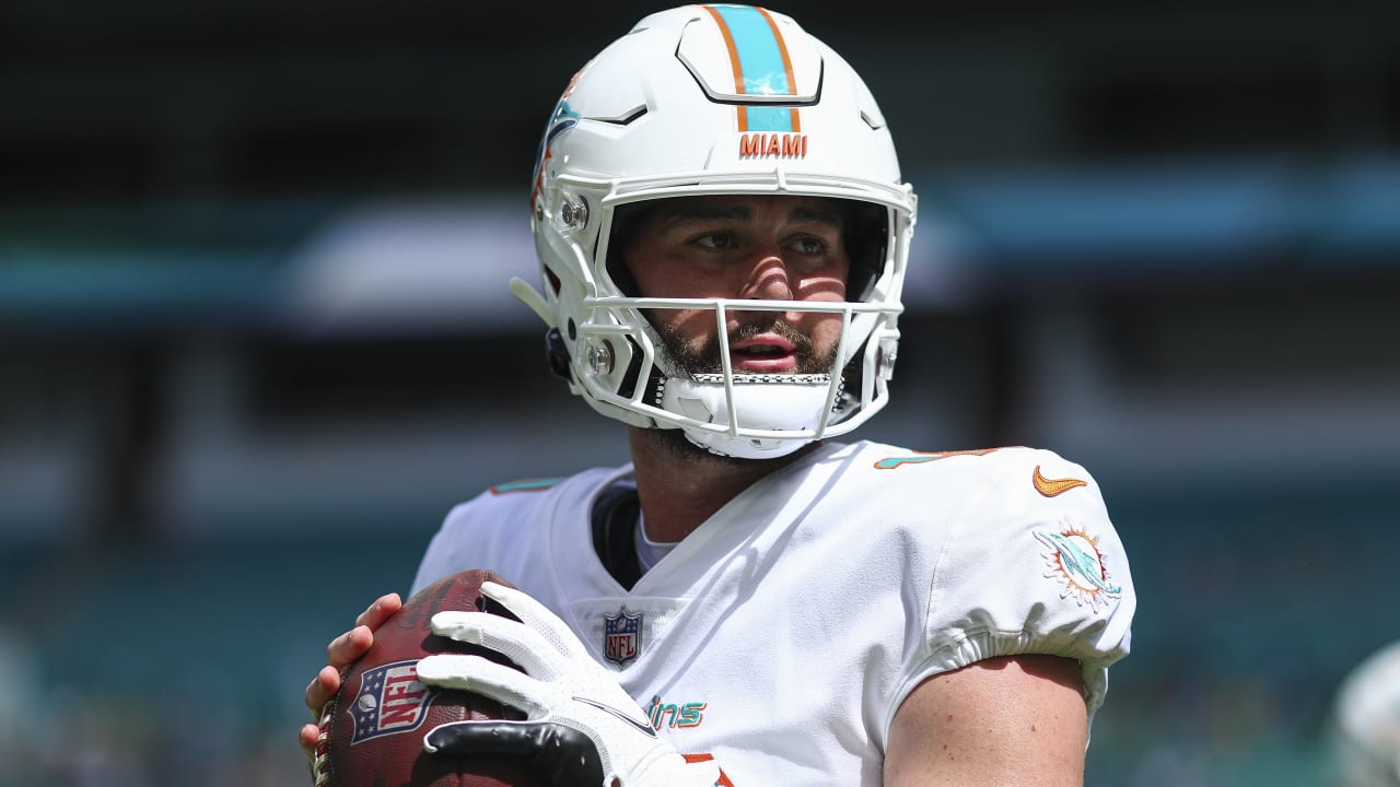 Miami. FL USA; Miami Dolphins quarterback Skylar Thompson (19) rolls out of  the pocket during an NFL game against the Houston Texans at the Hard Rock  Stadium, Sunday, November 27. The Dolphins