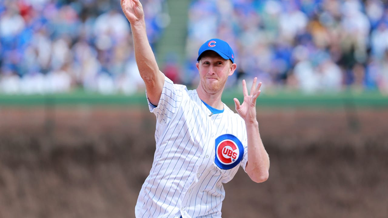 Bears' Mike Glennon throws out first pitch for Cubs - ABC7 Chicago