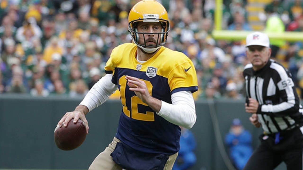 Aaron Rodgers rushes 15 yards to reach field goal range