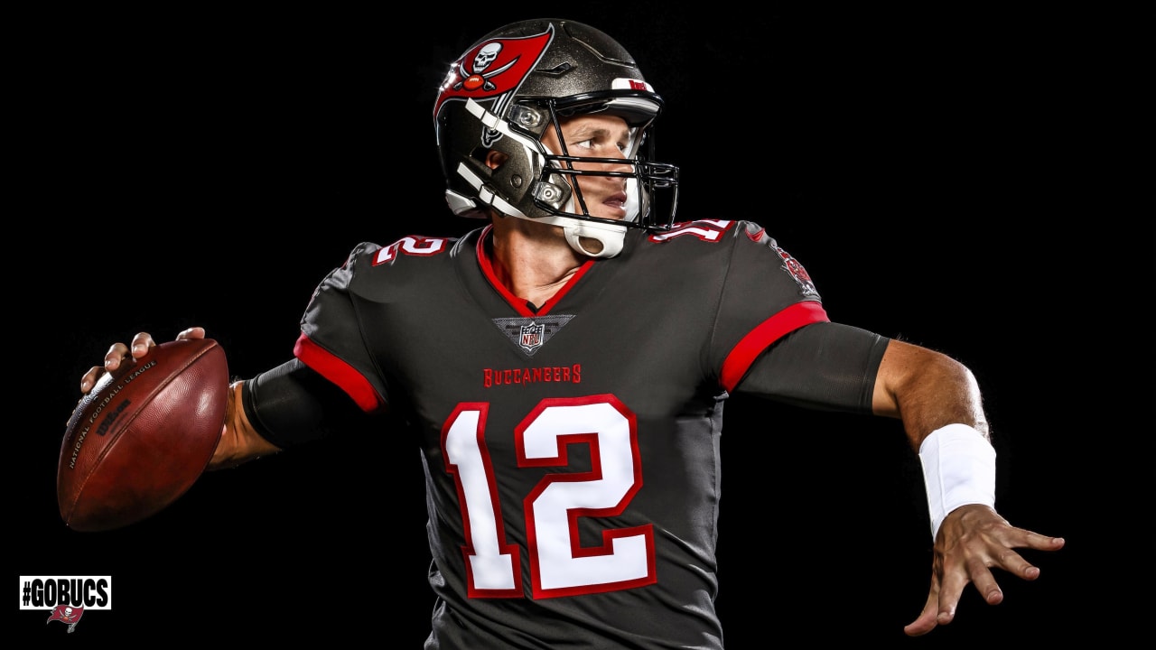 Buccaneers unveil first look at Tom Brady in uniform
