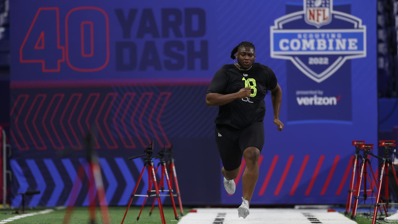 NFL prospect takes a NSFW 40-yard dash at scouting combine