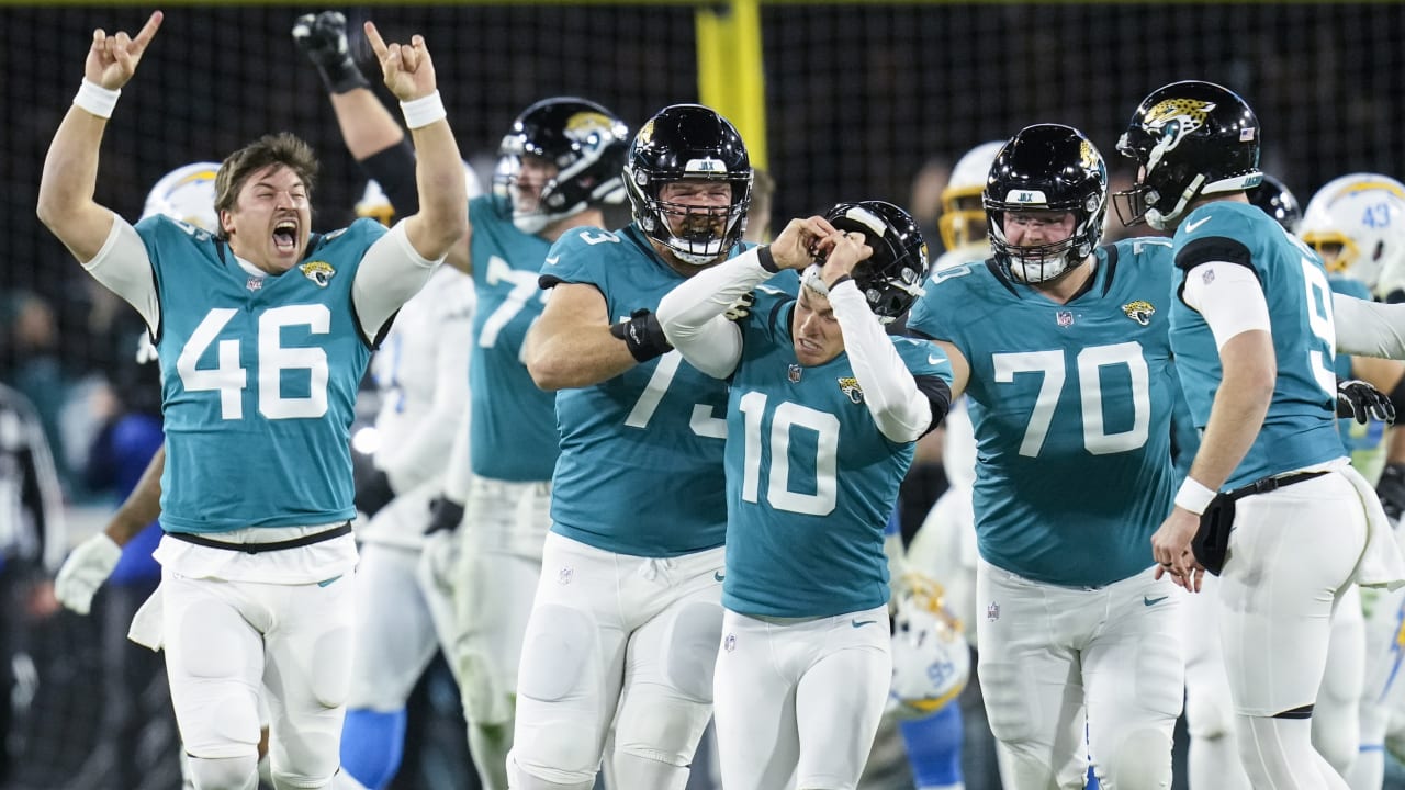 Jaguars come back from 27-point deficit to stun Chargers, advance