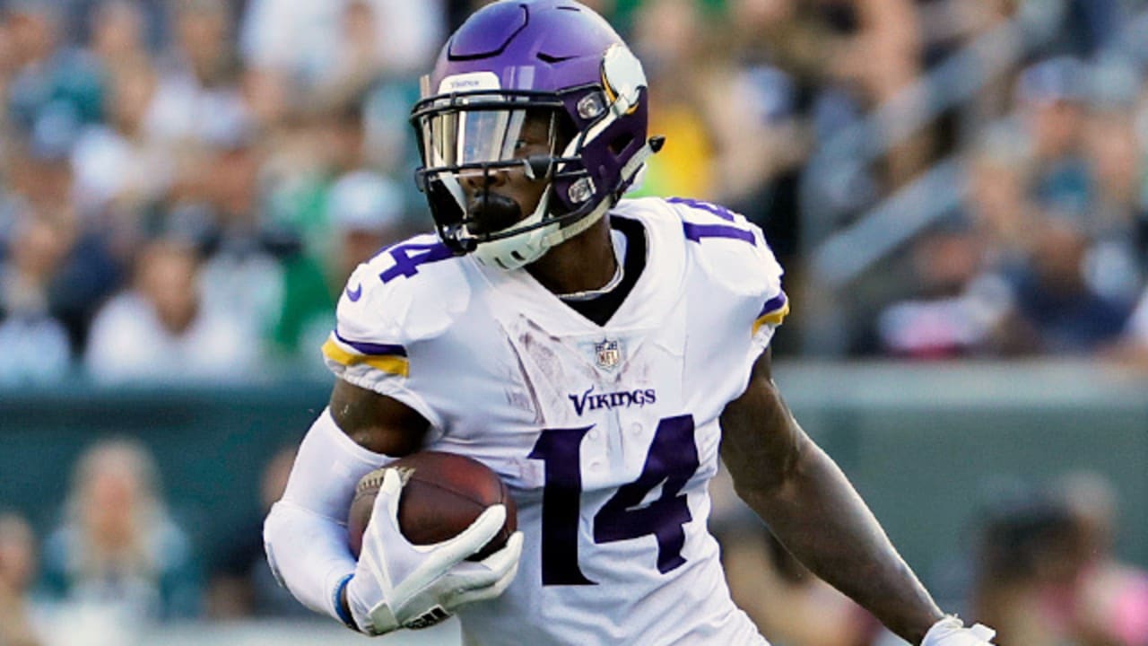 Stefon Diggs uses arsenal of jukes and spins for first down