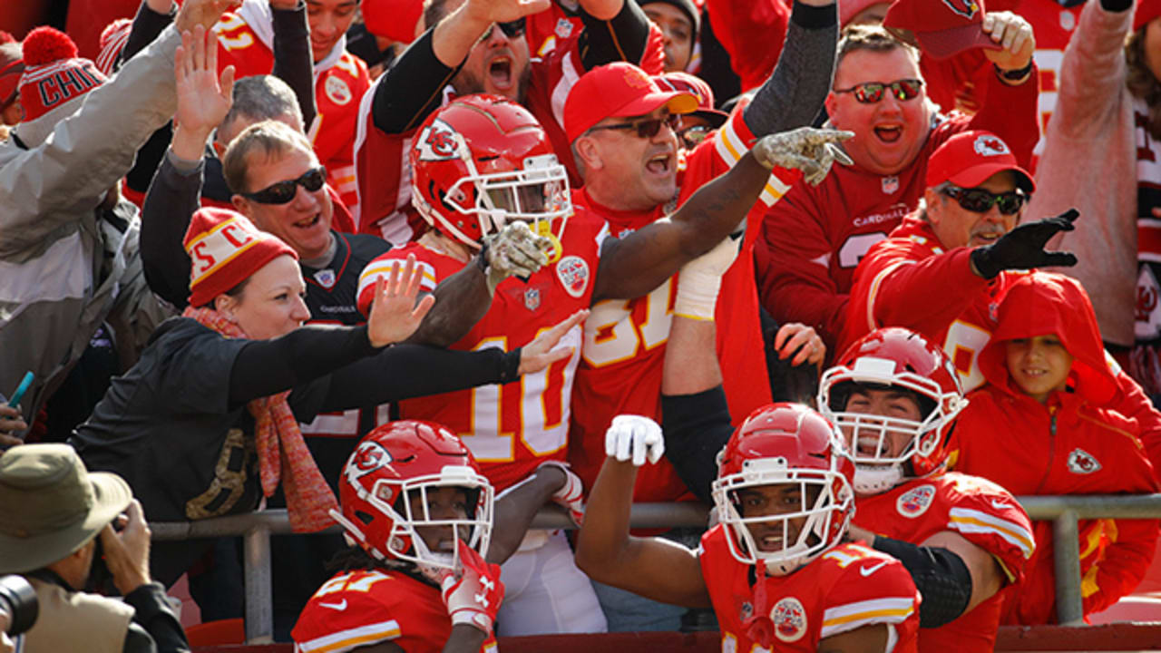 Tyreek Hill probably shouldn't try this TD celebration with fans in the  stands