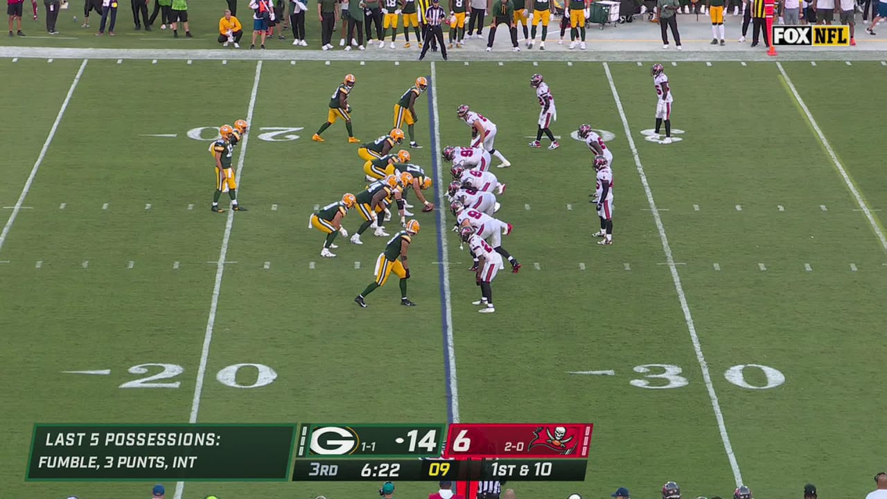 Green Bay Packers quarterback Aaron Rodgers dots wide receiver Romeo