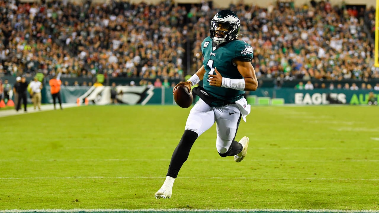 Eagles tie it up in Detroit on a Jalen Hurts fourth-down rushing TD