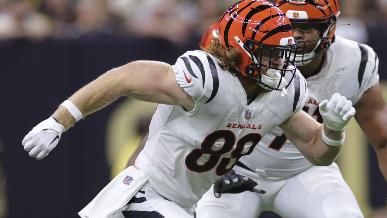 Cincinnati Bengals tight end Hayden Hurst (88) carries the ball during an  NFL football game against the Pittsburgh Steelers, Sunday, Sept. 11, 2022,  in Cincinnati. (AP Photo/Emilee Chinn Stock Photo - Alamy