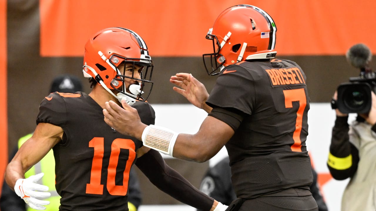 Cleveland Browns wide receiver Anthony Schwartz (10) runs with the