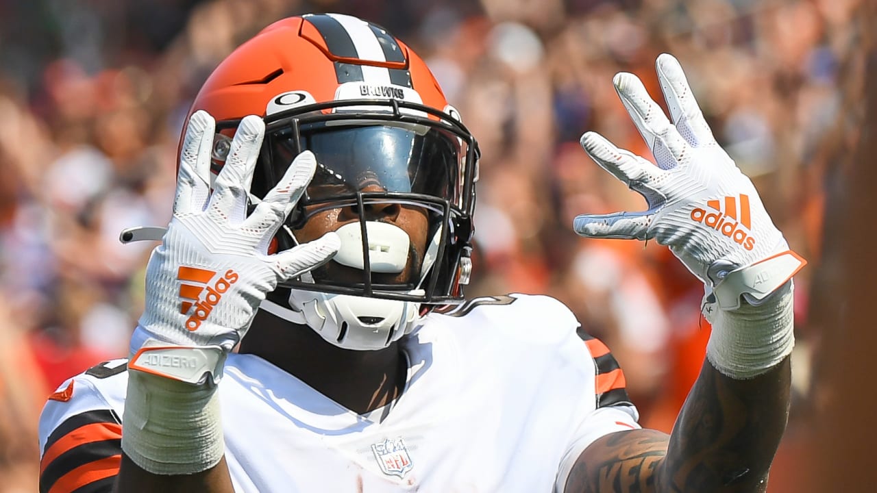 Cleveland Browns running back John Kelly pushes in 2-yard TD