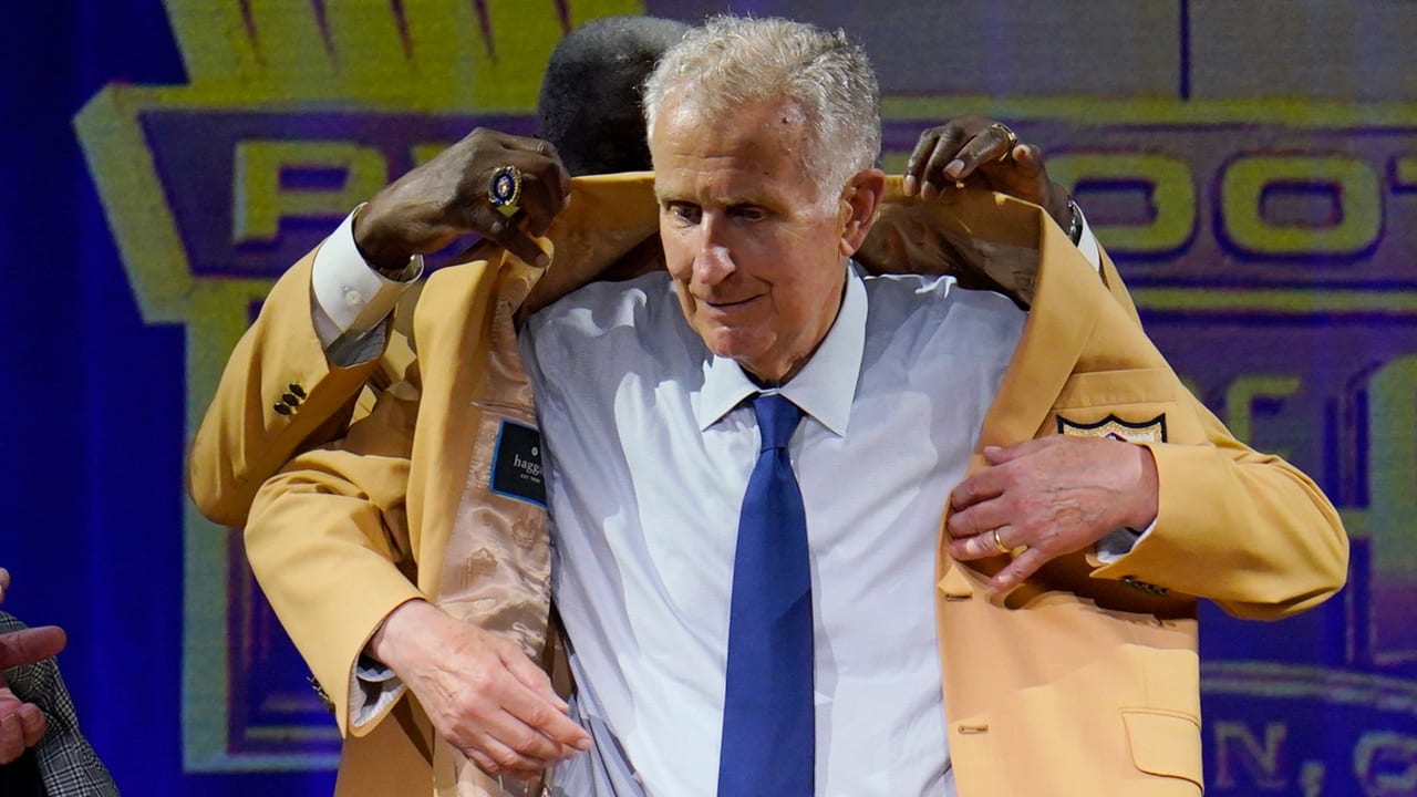Pro Football Hall of Fame contributor Paul Tagliabue receives his gold