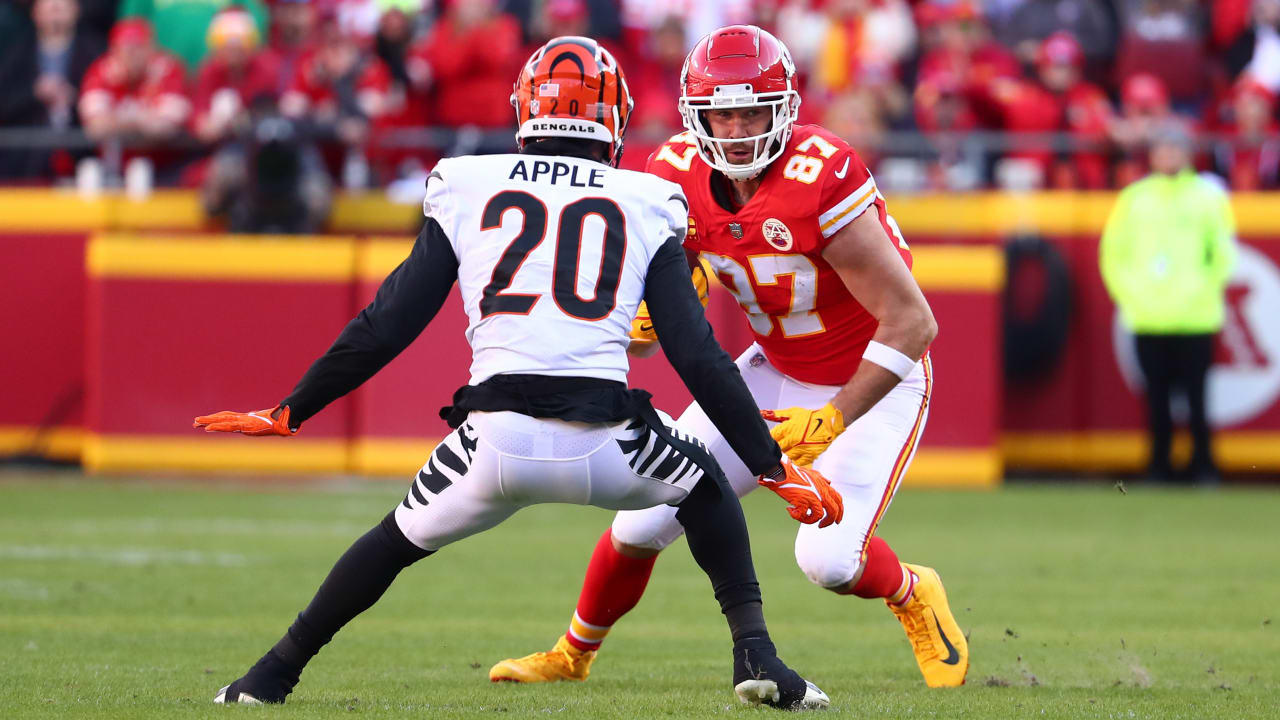 Travis Kelce slips tackle in red zone on way to 12-yard gain