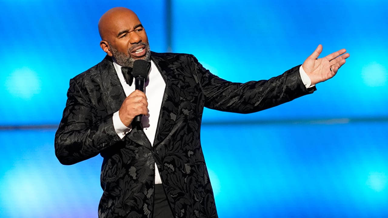 Fashion Bomb Men: Steve Harvey Hosts 2021 NFL Honors in Black and