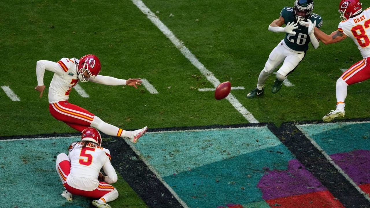 Chiefs' Harrison Butker bounces back from early miss to kick game