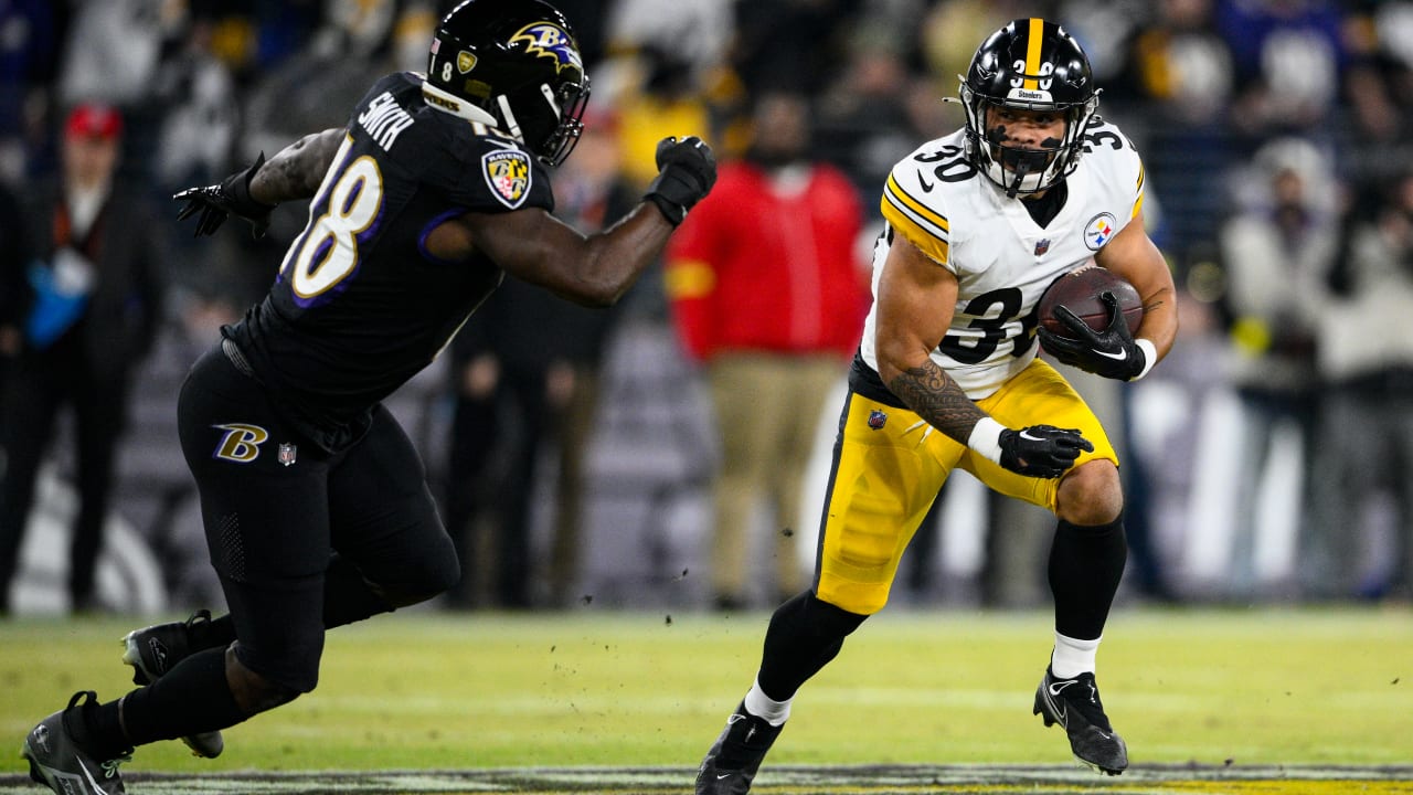 October 30, 2022, Philadelphia PA; Pittsburgh Steelers running back Jaylen  Warren (30) warms up befo