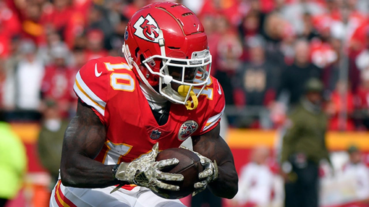 Tyreek Hill ZOOMS for 16 yards after short catch