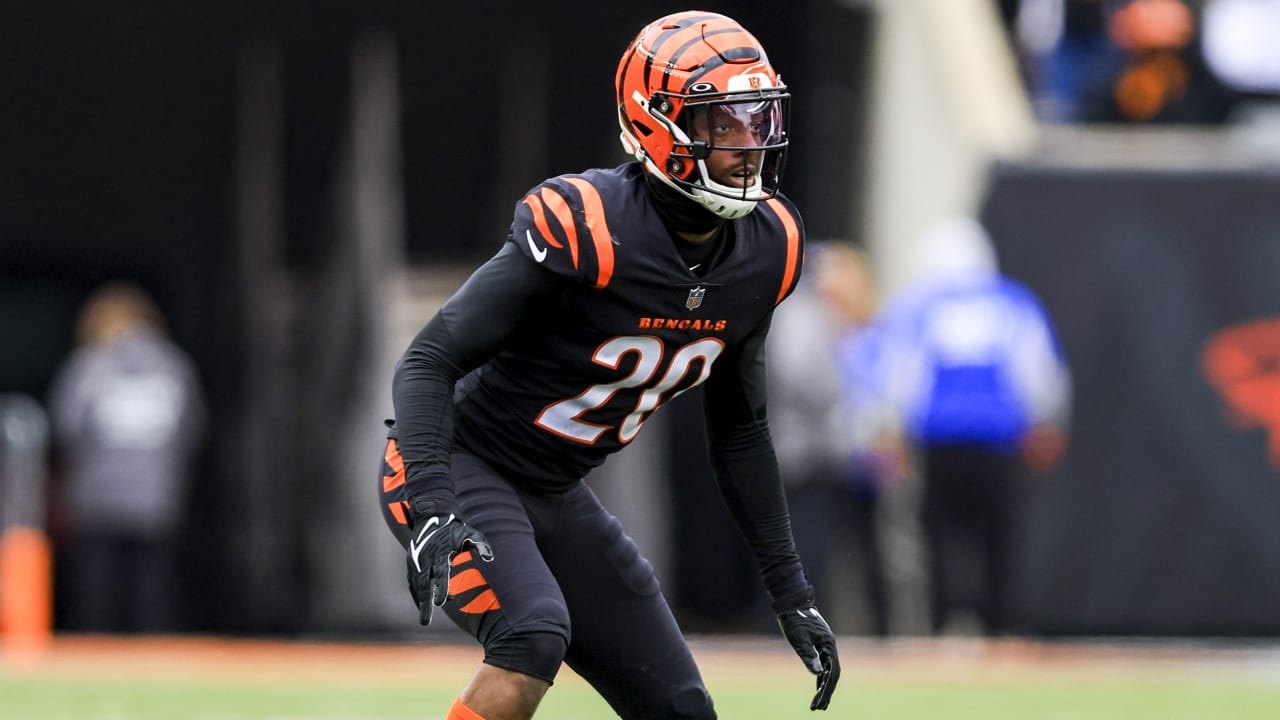 With Jalen Ramsey injured, the Dolphins sign CB Eli Apple to a 1