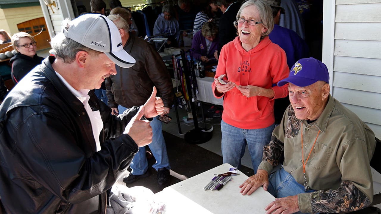 Bud Grant&rsquo;s garage sale: Vikings icon a true man of the people