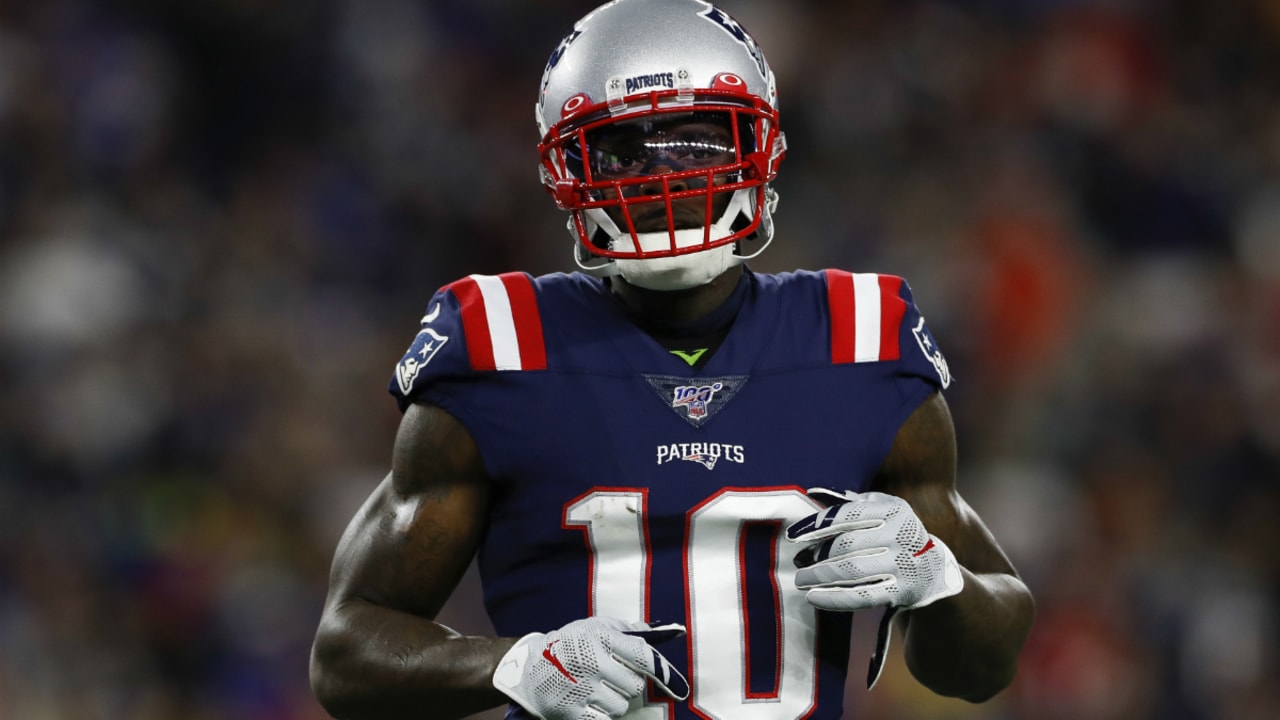 New England Patriots: Team standing behind Josh Gordon