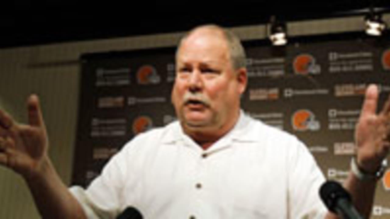 Holmgren makes appearance at Browns camp