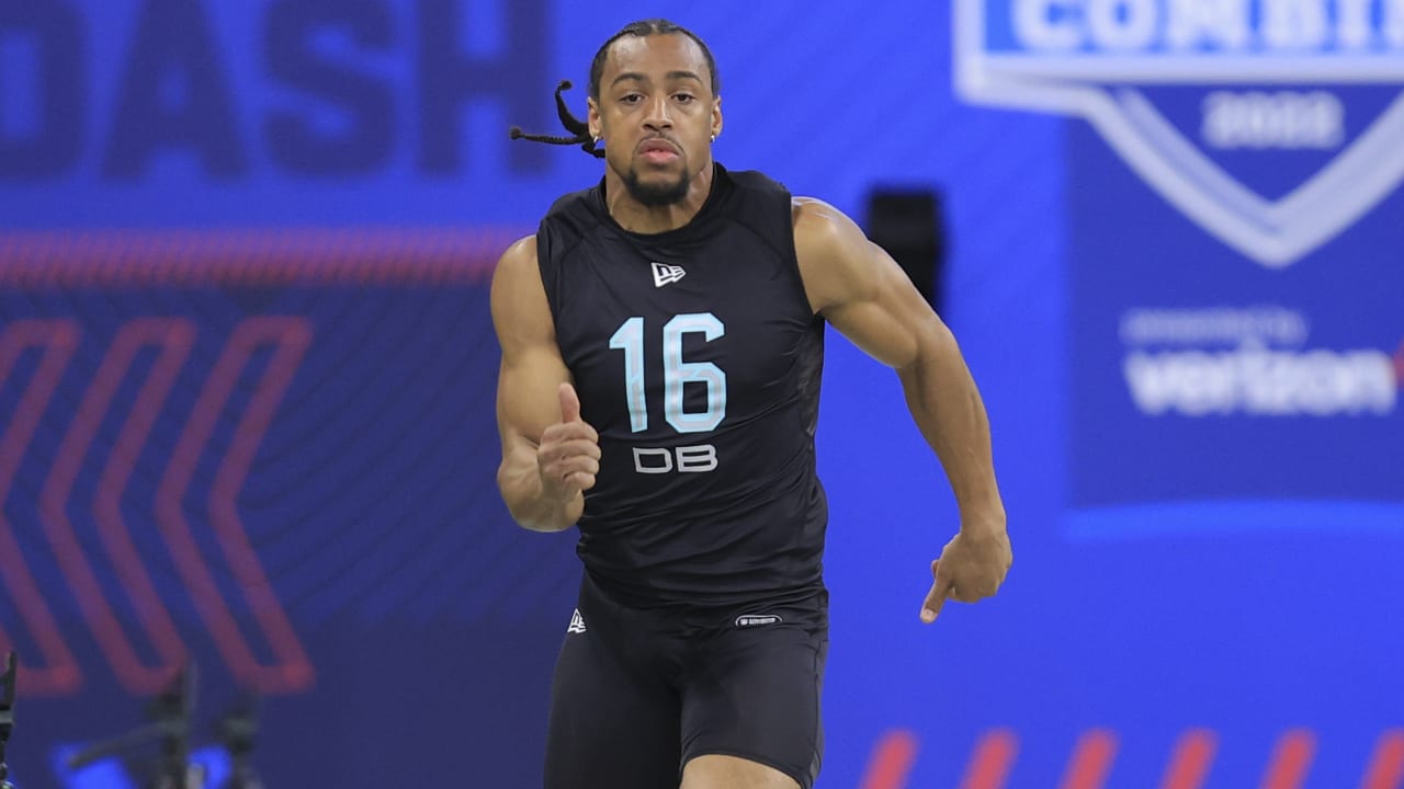 Defensive back official 4.52-second Kyler Gordon runs 40-yard dash at 2022  combine