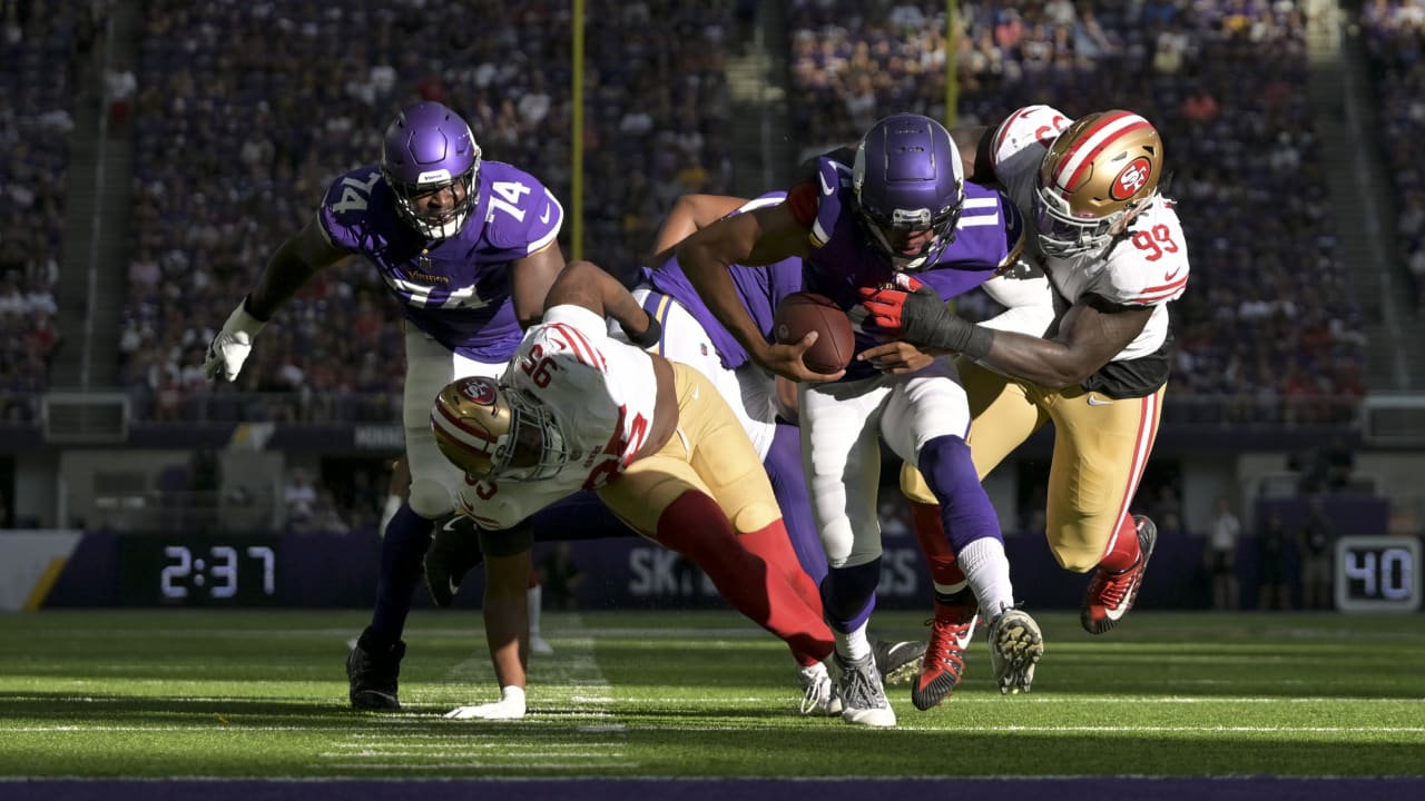 San Francisco 49ers defensive tackle Javon Kinlaw (99) runs onto