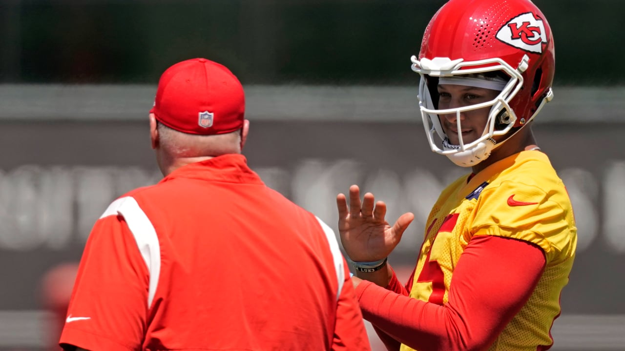 Tyreek Hill, Mecole Hardman get into heated argument on Chiefs sideline in  loss to Bengals