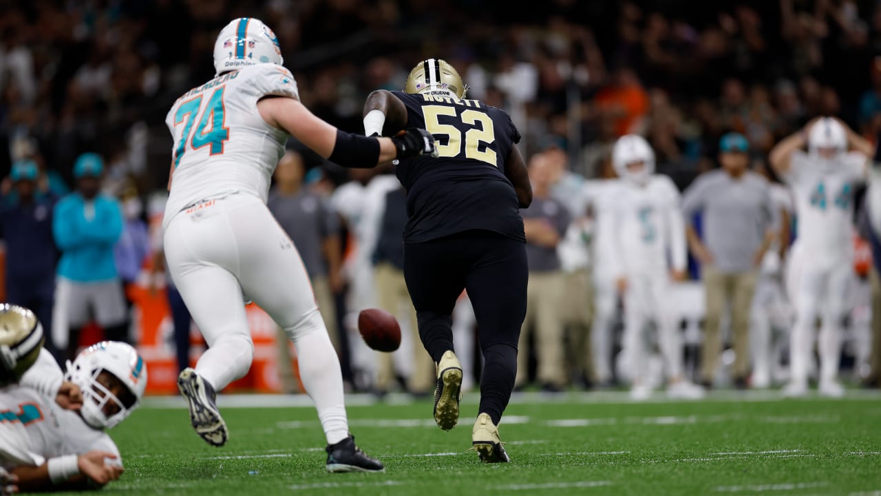 Miami Dolphins quarterback Tua Tagovailoa hands off during the first half  of an NFL football game against the Detroit Lions, Sunday, Oct. 30, 2022,  in Detroit. (AP Photo/Lon Horwedel Stock Photo - Alamy