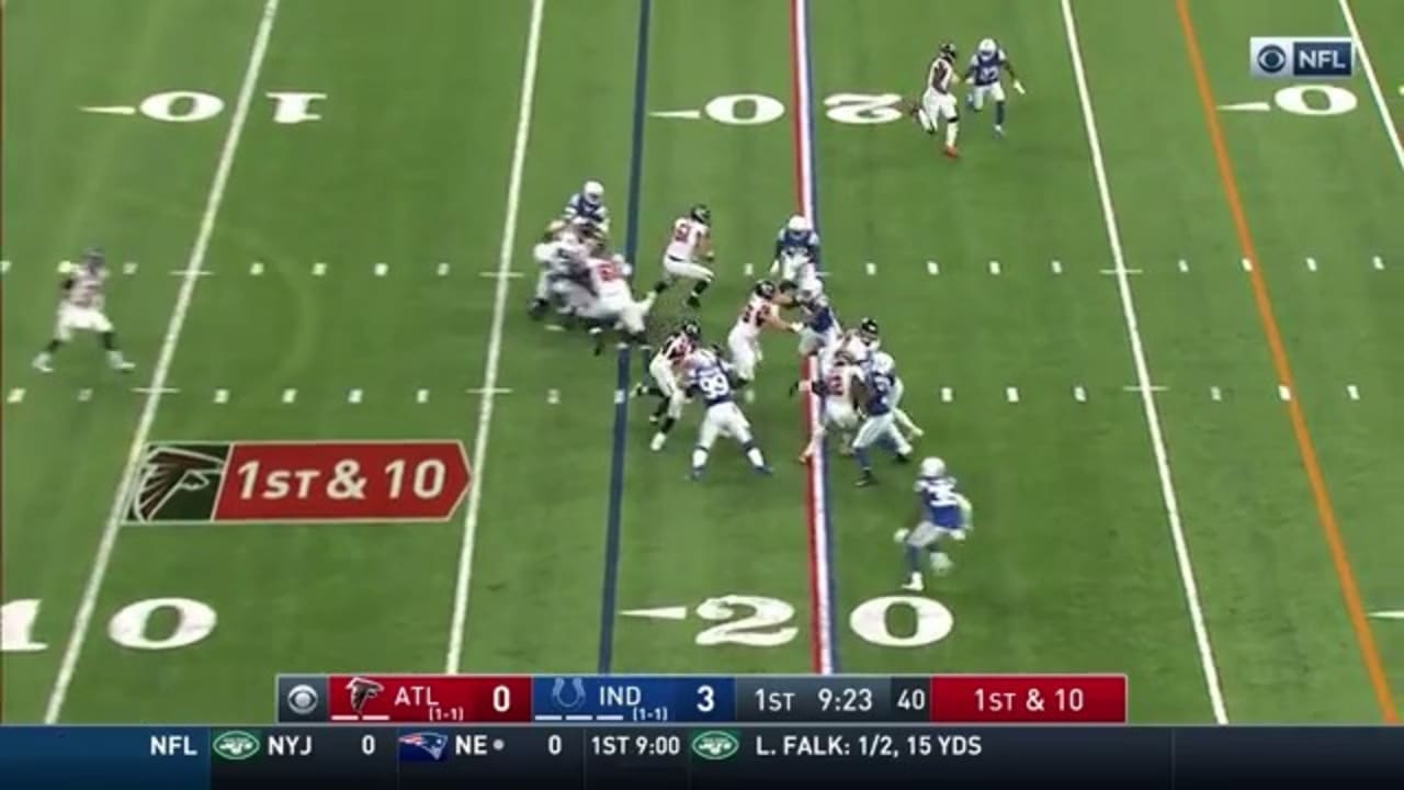 Freeman bursts up the middle for 28 yards on Falcons' first offensive play