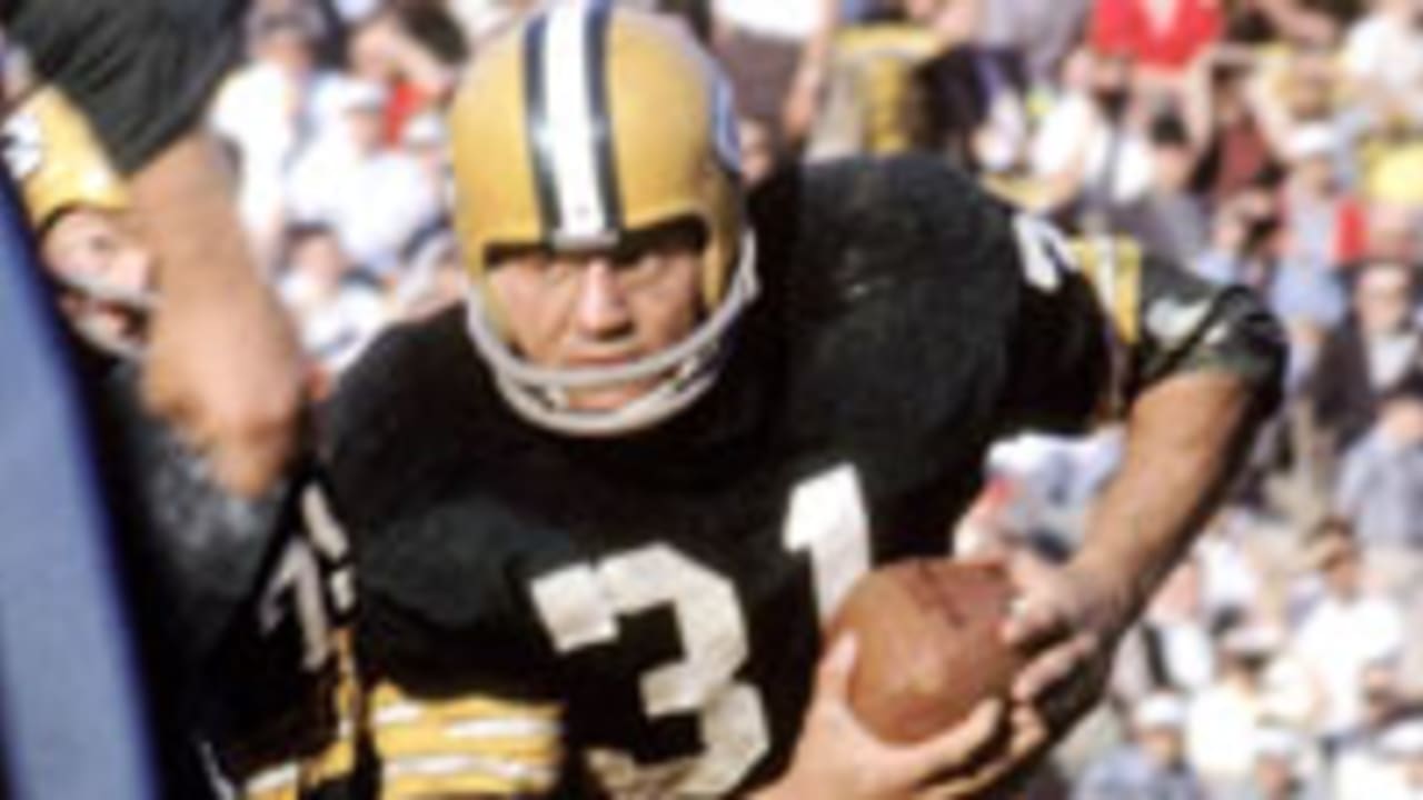 CIRCA 1960's: Quarterback Bart Starr of the Green Bay Packers tries