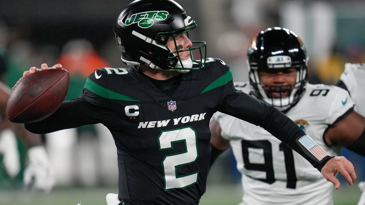 New York Jets quarterback Zach Wilson locates wide-open tight end