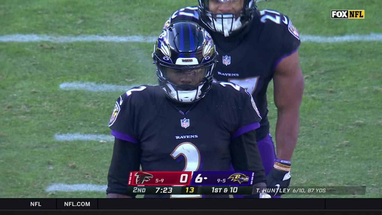 Baltimore Ravens running back J.K. Dobbins bounces it outside on 14