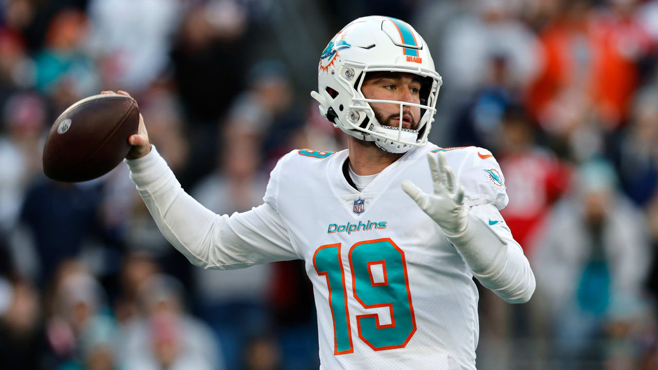 Miami Dolphins quarterback Skylar Thompson's time-buying scamper