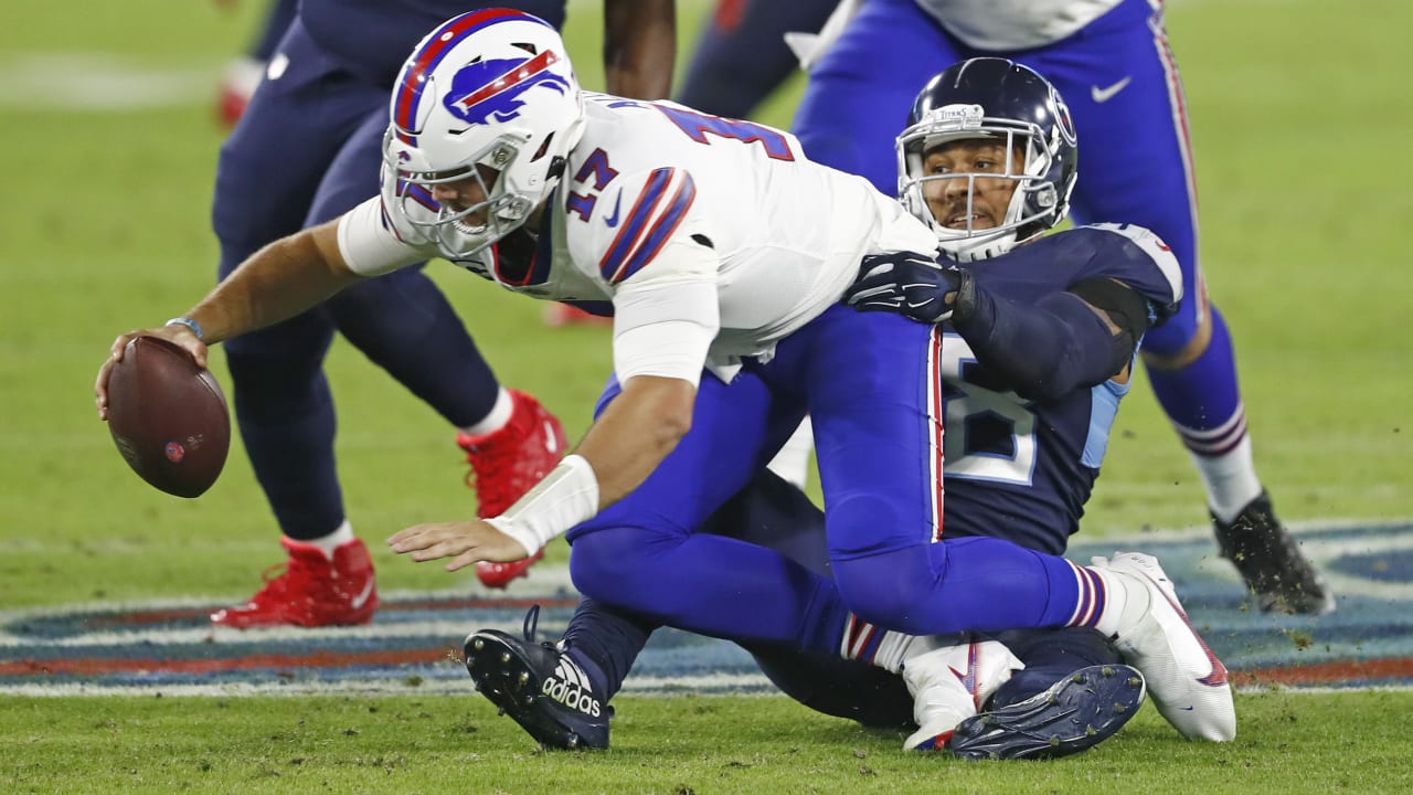 Tennessee Titans outside linebacker Harold Landry spins 