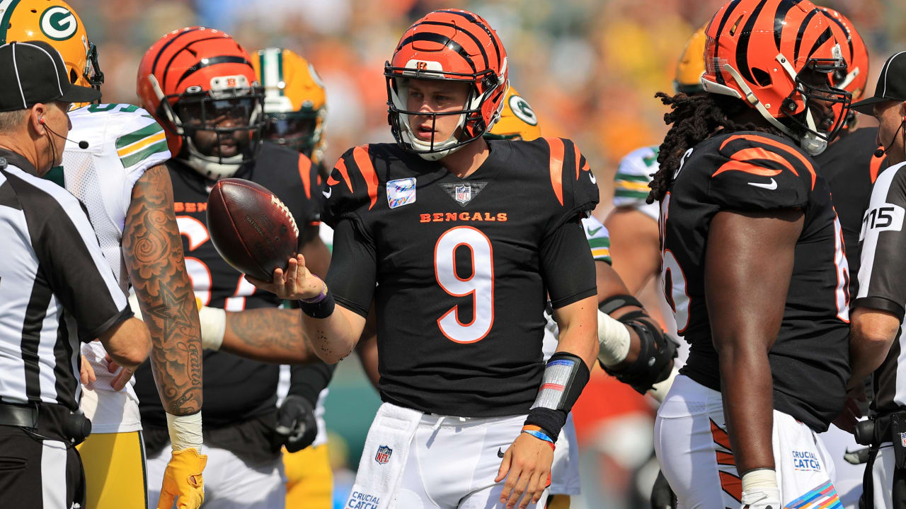 Bengals QB Joe Burrow dibawa ke rumah sakit dengan tenggorokan memar