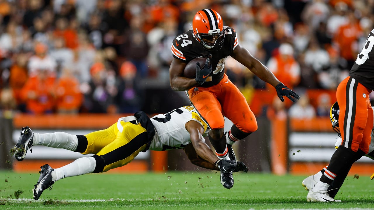 Cleveland Browns running back Nick Chubb unleashes eye-popping hurdle over  Pittsburgh Steelers safety Minkah Fitzpatrick on second play of game