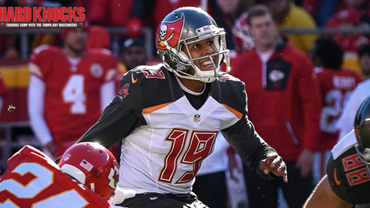 Buccaneers cut Roberto Aguayo one year after trading up to draft